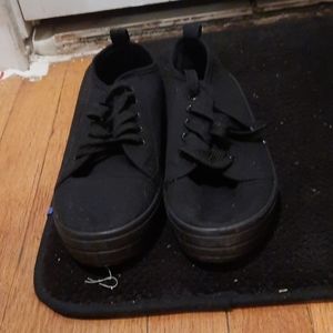 Black shoes size 8